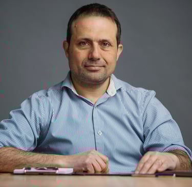 Luciano Dalio, coach de reinvención profesional y coaching ejecutivo para ejecutivos despedidos.