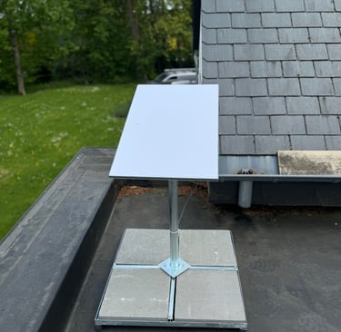 Antenne Starlink sur un toit plat