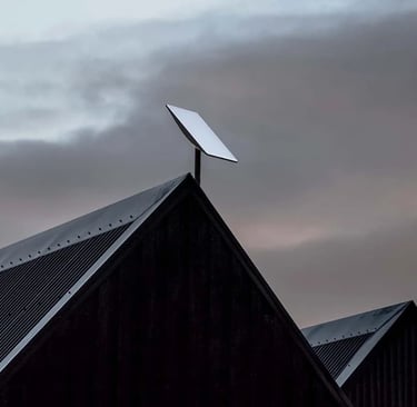 antenne Starlink sur une pointe de toît
