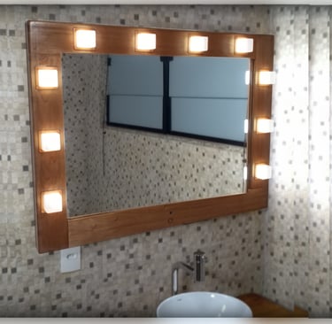 Espelho Camarim de Madeira de Lei  com lâmpadas cúbicas e iluminação com Luz Natural a led
