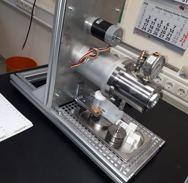 Simmerring-Prüfstand: Druckkammer mit rotierender Welle, Riemenantrieb und Manometer – Tests zu Leck