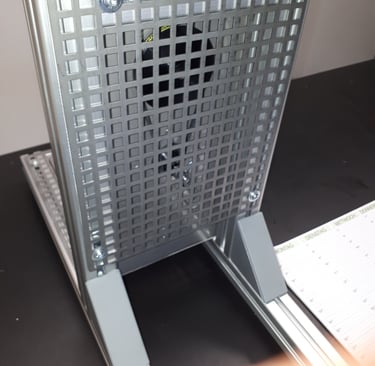 Simmerring-Prüfstand Rückansicht mit Schutzgitter und Rahmen – sicherer Betrieb bei Drucktests bis c