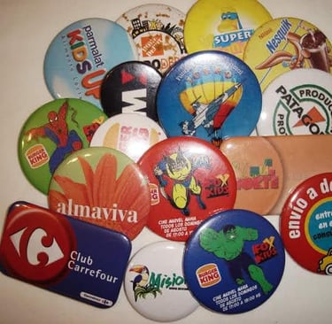 botones-pins-promocionales-personalizados con alfiler de gancho para empresas y eventos.