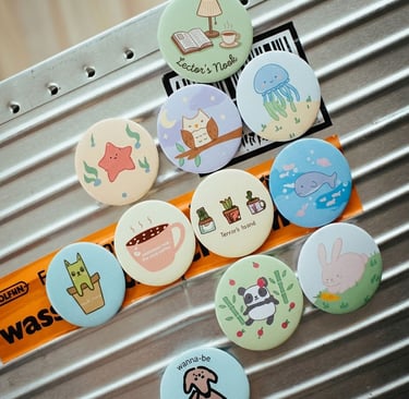 Pines y prendedores circulares personalizados para campañas publicitarias masivas