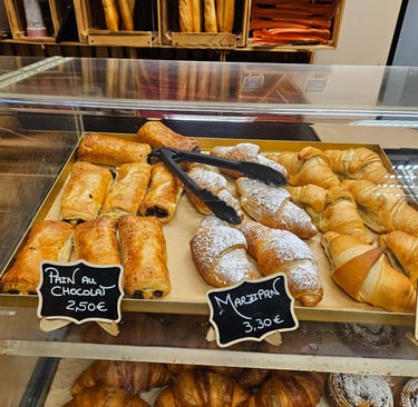 Süße französische Backwaren wie Marzipancroissants und Pain au Chocolat im Café Français in Konstanz