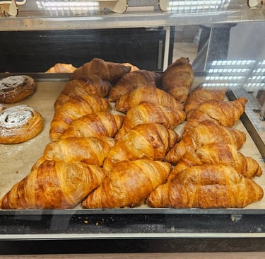 Goldbraun gebackene Croissants in der Auslage des Café Français in Konstanz