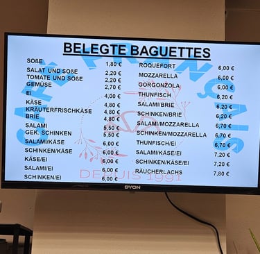 Digitale Speisekarte mit Preisen für belegte Baguettes im Café Français in Konstanz – von Käse über 