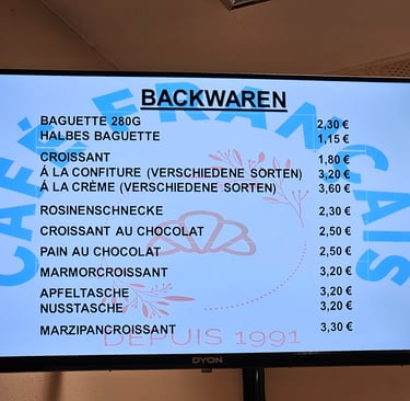 Digitale Speisekarte mit Preisen für Croissants, Pain au Chocolat und weitere Backwaren im Café Fran