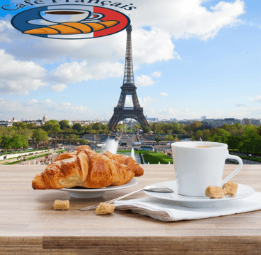 Frisch gebackenes Croissant mit Café Crème – französisches Frühstück im Café Français in Konstanz