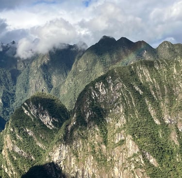 Vista panoramica dei monti circostanti Machu Picchu