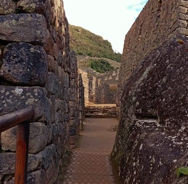 Entrare nelle rovine di Machu Picchu