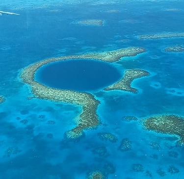 Volo panoramico sopra il Great Blue Hole in Belize
