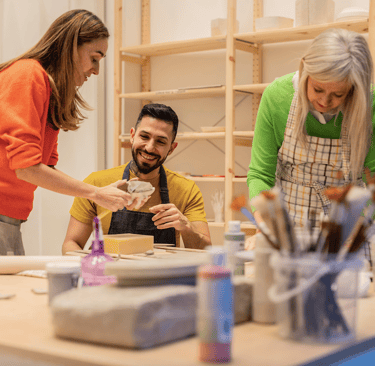Un groupe travaillant en art-thérapie
