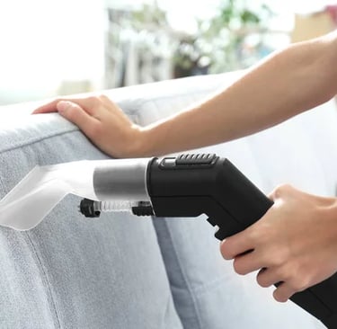Canapé en tissu gris clair nettoyé par Le Roux Auto Clean