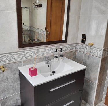 Baño compartido con lavabo y espejo