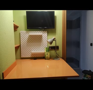 Habitación con amplio escritorio