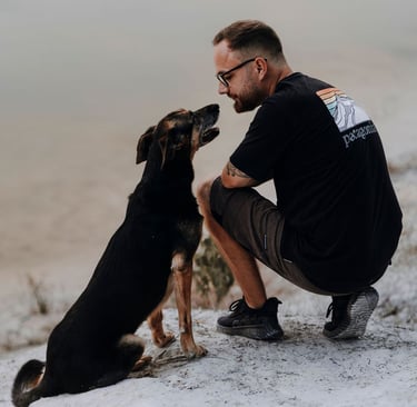 Basti Matern mit Hund am See