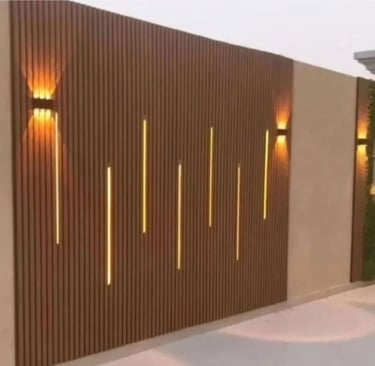 تكسيات جدارية خارجية من بديل الخشب (WPC) بتصميم مودرن مع إضاءة مخفية لسور حديقة بالكويت