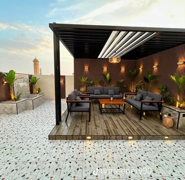 تصميم جلسة خارجية مودرن بالكويت، تُظهر جمال تكسيات بديل الخشب (WPC) للجدران والأرضيات، مع إضاءة لاند