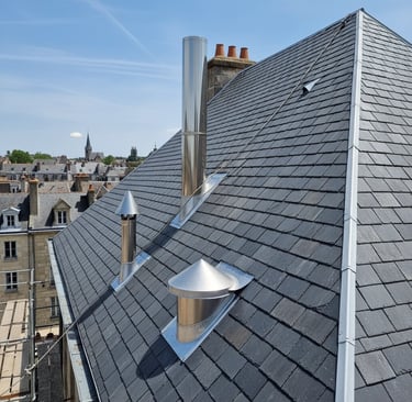 Sorties-de-toiture-modernes-conduit-fumee-vmc-toit-ardoise-zinc