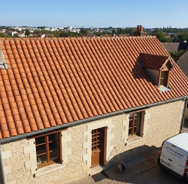 résultat nettoyage toiture tuiles terre cuite Loiret après traitement anti-mousse professionnel