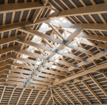 Vue-vers-le-haut-charpente-fermettes-contreventement-conforme-dtu