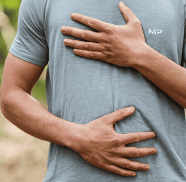 Ademhalen met je handen op je buik en borst