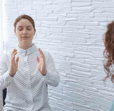 Vrouw in hypnose behandeling