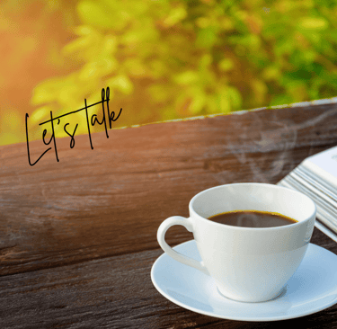 Een kopje koffie met de woorden "Lets talk" erbij