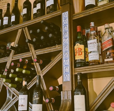 Zona de vinoteca y bebidas del Bar Las Tinajas Huelva, mostrando parte de la historia del Bar Las Tinajas Huelva.