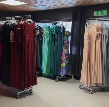 Klänningar i Bal och bruds butik på Långagård i Moheda