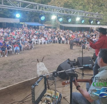 Música folclórica en el escenario principal de la Feria Costumbrista Challupén Alto con público y presentaciones en vivo