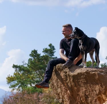 Marc Pickart mit seinem Hund Morena beim Fotoshooting in der Voreifel
