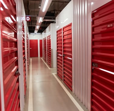 Box de stockage rempli de cartons et d'objets entassés — le piège du stockage inutile