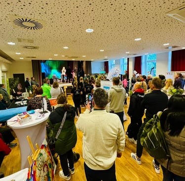 Gruppe Menschen verfolgt das Bühnen- und Messeprogramm auf der 1. Lebenszeit in Bocholt 2024