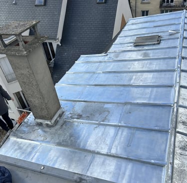Travaux de zinguerie à Puteaux (92) : couverture en zinc autour d’une cheminée avec joints debout – MF Couverture