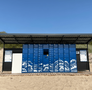 Taquilla de almacenamiento de equipaje en la playa