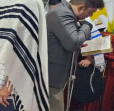 A minyan praying