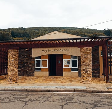 Entrance of the Geological Museum of Quiroga. CC BY-NC-ND 4.0 DEED B. Moncunill-Solé.