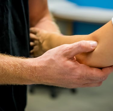 Tennis elbow physiotherapy treatment with targeted elbow pain relief techniques