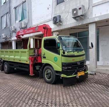 Truck Crane 50 ton warna hijau