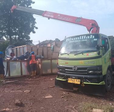 Truck Crane 50 ton warna hijau