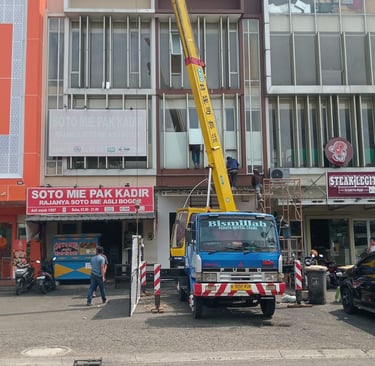 Truck Crane 80 ton untuk kontruksi
