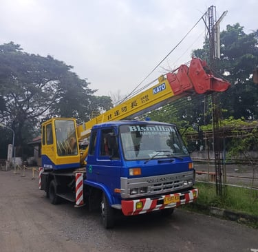 mobil crane 40 Ton warna biru
