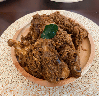a plate of fried fried chicken with a leafy green leaf
