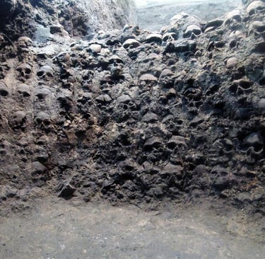 Restos del tzompantli frente al Templo Mayor de Tenochtitlan
