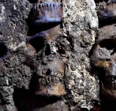 Torre circular de cráneos del Huey Tzompantli”