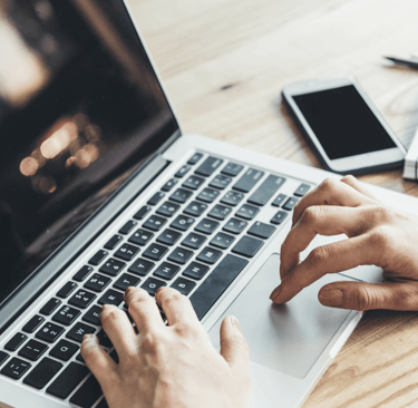 Femme travaillant sur pc portable apple