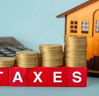 Photo d'une maison, calculatrice et taxes