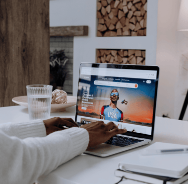 Un homme travaillant sur pc macbook, intérieur cosy